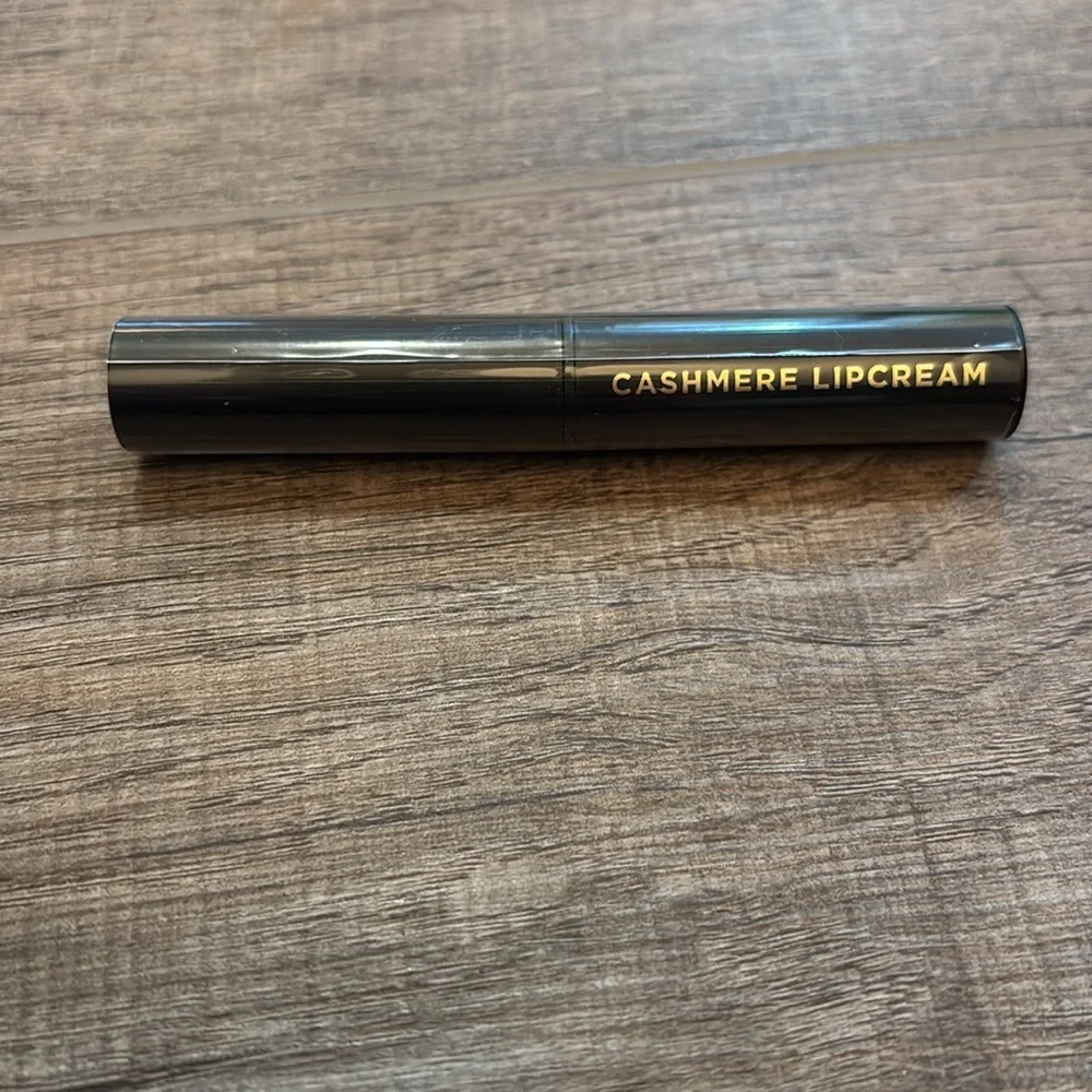 New in box Avon‎ Cashmere Lipcream fmg Matte Dark Cherry